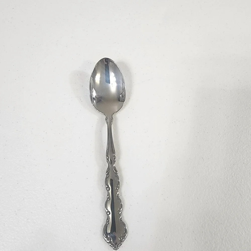 Oneida Deluxe Mozart Stainless Steel  Single Replacement Teaspoon